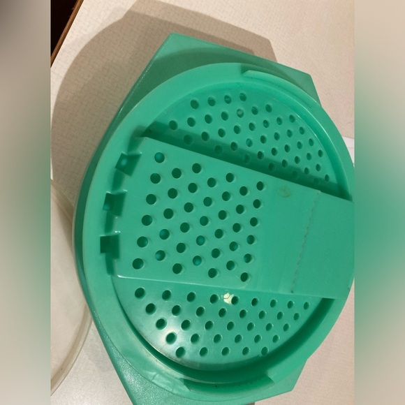 Vintage Tupperware grater bowl and seal - Picture 1 of 3